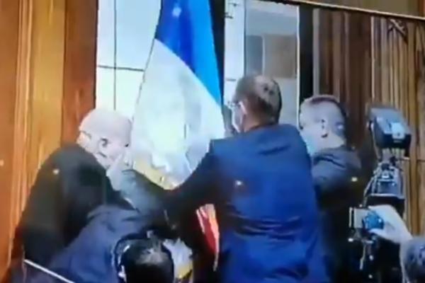 Pojavio se snimak ponašanja Boška Obradovića u Skupštini! ČUPA ZASTAVU DOK GA OBEZBEĐENJE IZNOSI! (VIDEO)