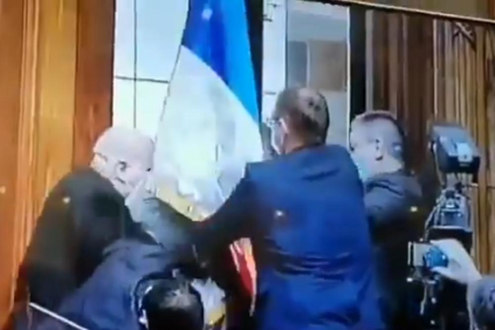 Pojavio se snimak ponašanja Boška Obradovića u Skupštini! ČUPA ZASTAVU DOK GA OBEZBEĐENJE IZNOSI! (VIDEO)