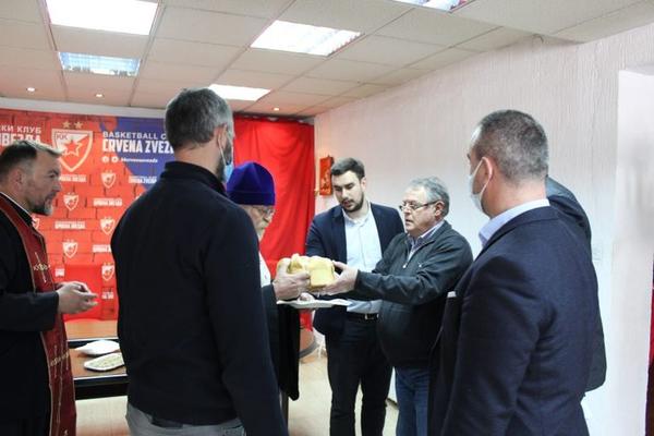 ZVEZDA PROSLAVILA ĐURĐEVDAN: Čović sekao slavski kolač, bez gužve na Malom Kalemegdanu!