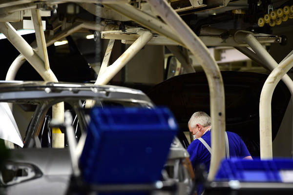 "SVI SMO BILI GOLI I BOSI DOK VI NISTE KRENULI DA ŠALJETE": Rat na mrežama zbog GASTARBAJTERSKE "DILEME"!