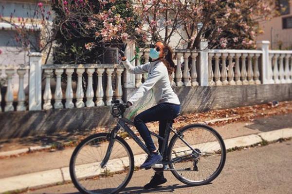 VODITELJKA VREMENSKE PROGNOZE NA BICIKLU RAZNOSILA HRANU ZA STARE! Sad je zovu je iz cele naše zemlje za pomoć