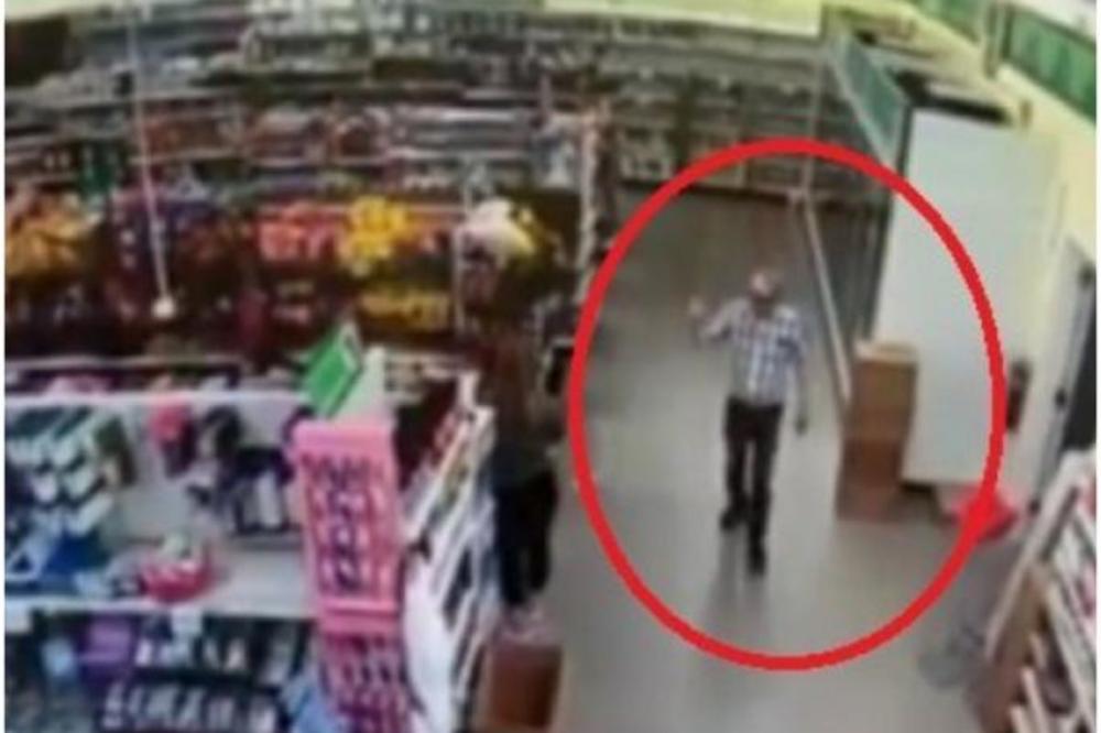 PRODAVAČICA JE ZAMOLILA DEKU DA STAVI MASKU: Onda je on pred svima uradio najgnusniju moguću stvar! (VIDEO)