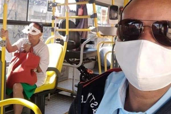 REKLI SU DA SU OBAVEZNE MASKE, ALI NISU REKLI KOJE: Pogledajte samo šta je ova žena stavila na lice! HIT (FOTO)