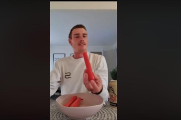 OVO JOŠ NISTE VIDELI: Lik je umočio viršlu u vodu, a ono što je uradio onda je... KADAR NEVERA! (VIDEO)