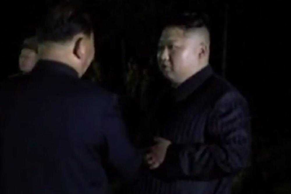 NOVI DOKAZI SEVERNOKOREJSKE PREVARE! Kim Džong Un dvojici dublera pokazuje naoružanje (VIDEO)