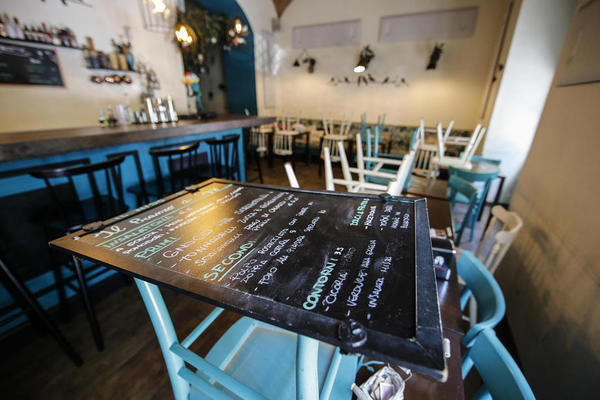 LAŽNI ŠEICI SE BAHATILI PO SRBIJI, KAFU PLAĆALI NOVČANICAMA OD 500 EVRA: Brzo su razotkriveni