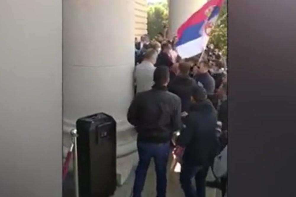 OSTAVILI GA U FRONCLAMA! Pogledajte kako su Dveri i Boško Obradović divljački napali Marjana Rističevića (VIDEO)