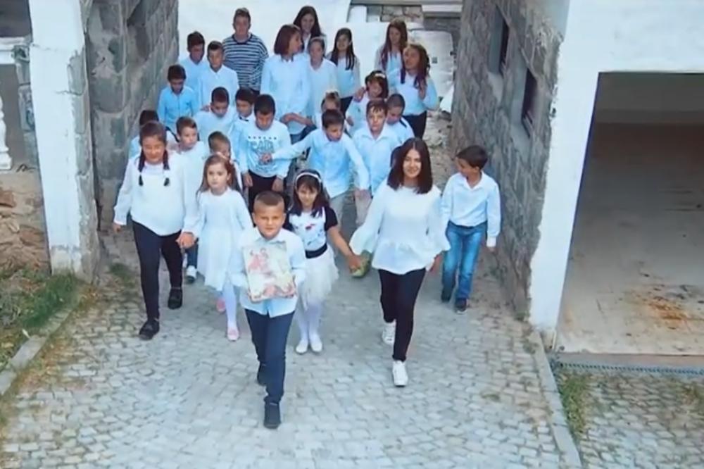 OVO JE DA SE ČOVEK PROSTO NAJEŽI: Slušajte kako deca KOSOVSKOG POMORAVLJA pevaju Rusiji za DAN POBEDE (VIDEO)