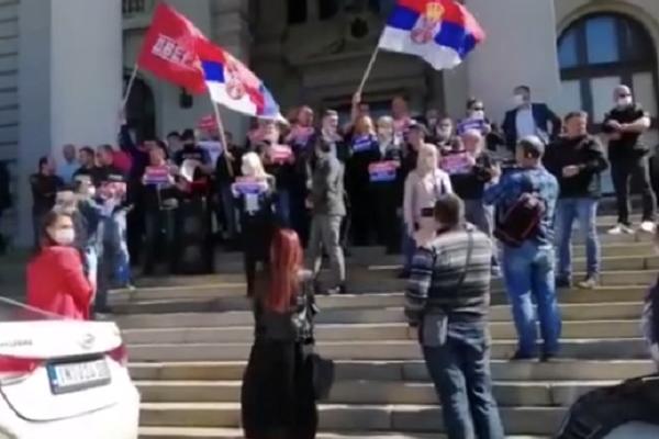 DVERI NAPALE LONČARA ISPRED SKUPŠTINE! Boško mu poručio da će ići na robiju, ministar odgovorio: Što si nervozan?