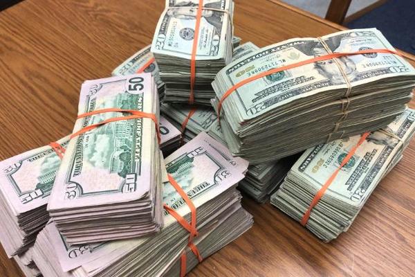 OVAJ NOVAC JE STAJAO U KESI PORED BANKOMATA: Pronašao ga je mladić (19) i svi pričaju o onome što je uradio!