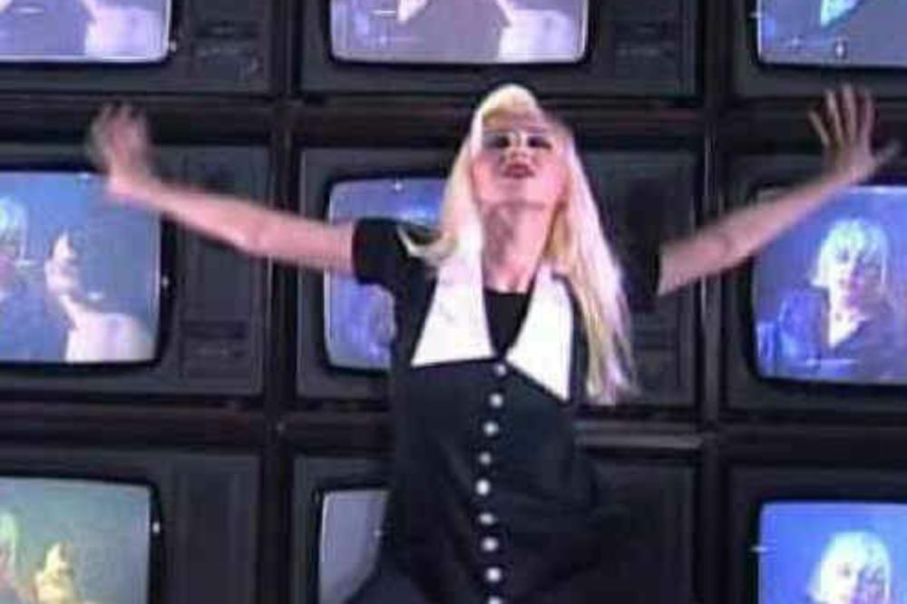 NIJE SE DRUŽILA SA KOLEGAMA, ZBOG LOŠE ATMOSFERE NA ESTRADI NIJE SE VRATILA PEVANJU! Ona danas ima muško zanimanje!