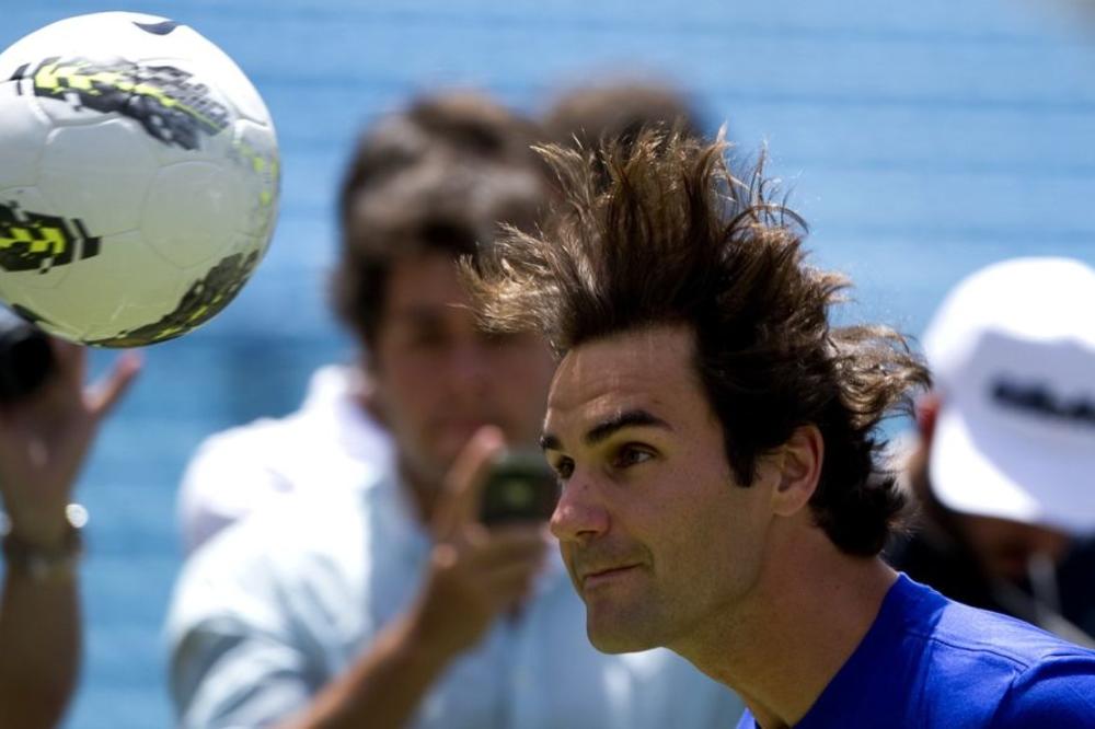 FEDERER PRELAZI U FUDBALERE: Klub mu ponudio ugovor, već mu odštampali i dres!