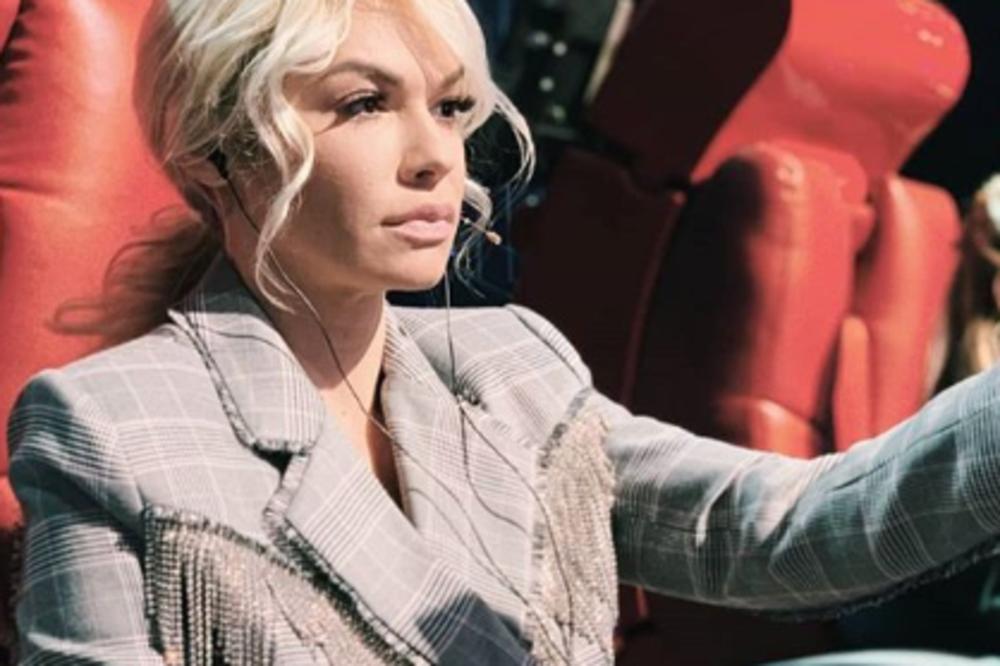 DA LI ZNATE KOJA PEVAČICA NE UME DA DRŽI MIKROFON? Nataša Bekvalac, pogledajte ovu šok fotku i biće vam jasno!