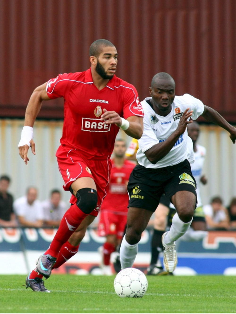 Oguči Onjevu dok je igrao za Standard