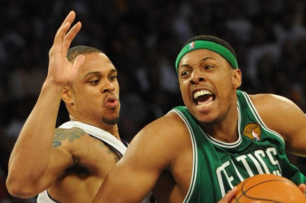 DOBIO JE OTKAZ ZBOG STRIPTIZETA, A SAD BI MOGAO DA PROFITIRA: Sajt za odrasle nudi Polu Pirsu SARADNJU!