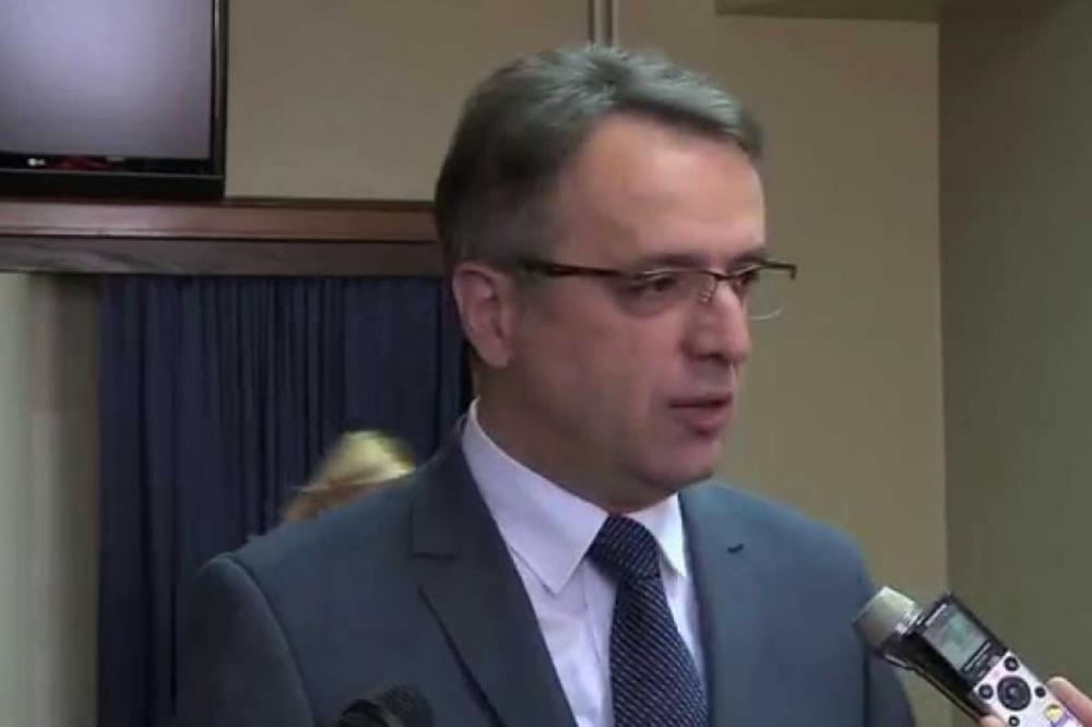 OVAJ ČOVEK JE DANAS KRENUO U SLOBODNU ŠETNJU PODGORICOM: Poslanika pratili uz povike NE DAMO SVETINJE (VIDEO)