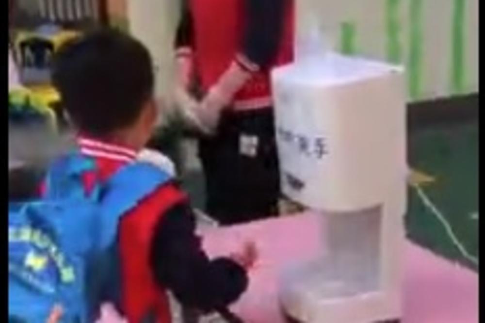 EVO ŠTA SVE MORAJU DA PROĐU MALI KINEZI PRE NEGO ŠTO UĐU U ŠKOLU: Cela procedura (VIDEO)