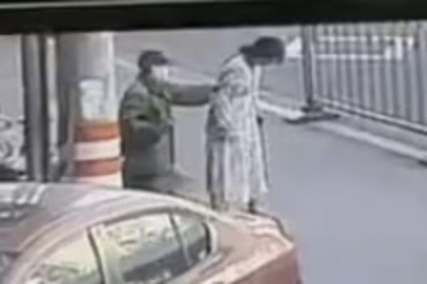 TRUDNICA JE ŠETALA ULICOM, PA PRIMETILA DA JOJ NEŠTO ISPALO: Ovaj snimak mogu da pogledaju samo najhrabriji (VIDEO)