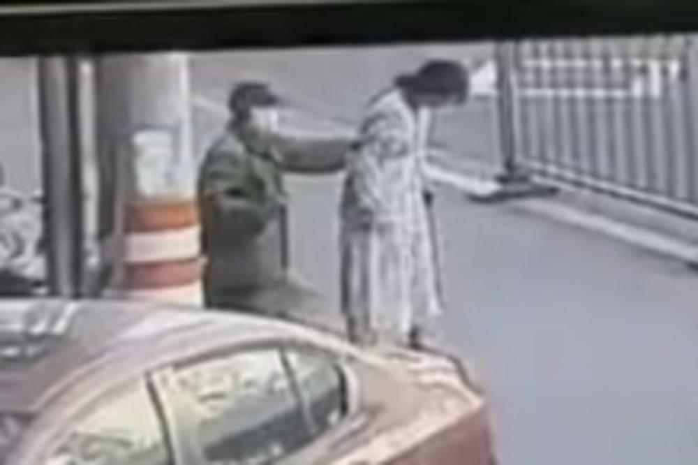 TRUDNICA JE ŠETALA ULICOM, PA PRIMETILA DA JOJ NEŠTO ISPALO: Ovaj snimak mogu da pogledaju samo najhrabriji (VIDEO)