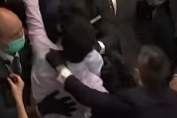 HAOS U SKUPŠTINI: Obezbeđenje izbacilo poslanike iz zgrade, sevale pesnice, NEMIRI SE NASTAVLJAJU! (VIDEO)