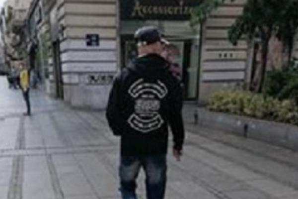 DŽIHADISTA ŠETA USRED KNEZ MIHAILOVE ULICE!Ljudi se zaprepašćeno okreću, njegova poruka LEDI KRV U ŽILAMA