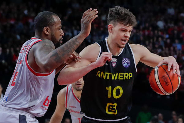 UHAPŠEN ČOVEK KOME SU PREDVIĐALI BLISTAVU NBA KARIJERU: Policija mu pronašla pištolj u kolima, ali to nije sve!