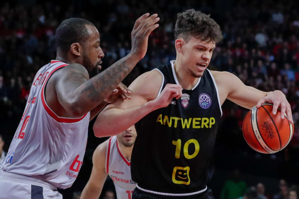 UHAPŠEN ČOVEK KOME SU PREDVIĐALI BLISTAVU NBA KARIJERU: Policija mu pronašla pištolj u kolima, ali to nije sve!