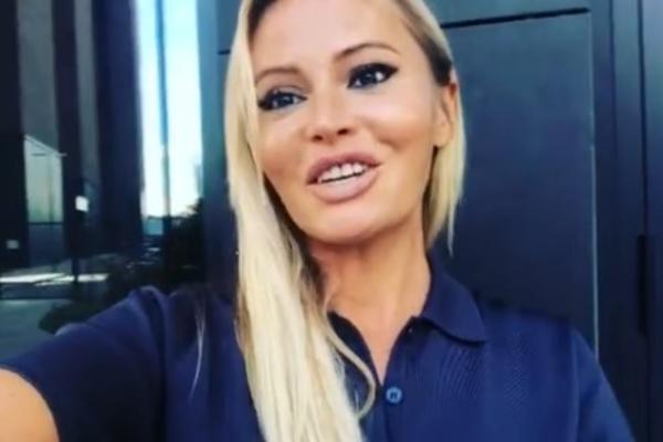 Qattiq oral seks etuk Gijirlangan toshakda jinsiy aloqani tomosha qiling