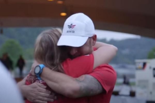 ZATRUDNELA SA 15 I DALA SINA NA USVAJANJE: Kada su se pronašli posle 35 GODINA, saznali su nešto NEVEROVATNO!