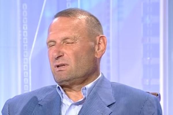 NAMERNO ZAGRLIO ZARAŽENOG MUŠKARCA: Ovaj čovek hteo da dokaže da su mere GREŠKA, pogađajte šta se desilo zatim!