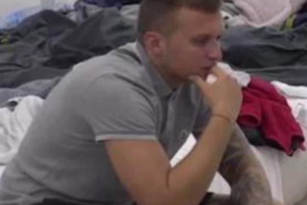 STEFAN KARIĆ POBEGAO U SOBU I PLAKAO KAO MALO DETE! Jedna stvar ga je povredila zbog koje ne suši obraze!