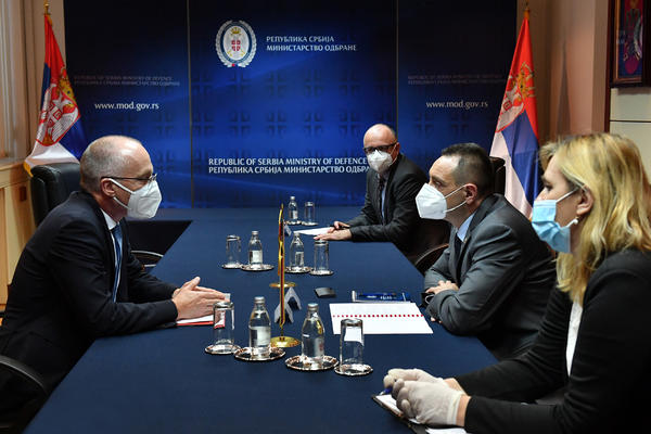 OVAJ ČOVEK SA MASKOM PREKOPUTA VULINA rekao je na današnjem sastanku nekoliko veoma bitnih stvari