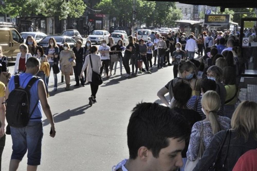 OGROMNA KOLONA U BEOGRADU, OVDE JE HAOS! Svi su pohrlili u jednu zgradu, SVI ČEKAJU 1 ISTU STVAR (FOTO)