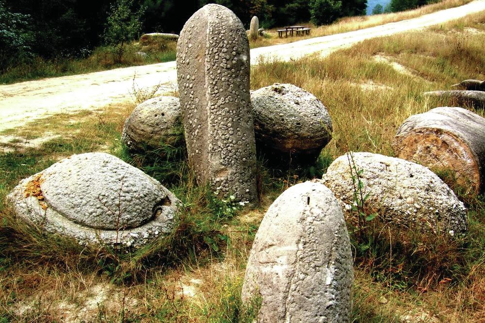 ZNATE LI ŠTA SU TROVANTI? U ovom gradiću čim padne kiša svi BEŽE iz polja, jer tamo kamenje RASTE!