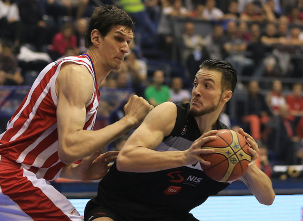 Žofri Lovernj u dresu Partizana protiv Crvene zvezde