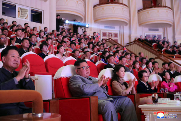 OVO SU ŽENE KIM DŽONG UNA: Njihova moć je tajna, imaju ogroman uticaj, a ne zna se KOJA JE LEPŠA! (FOTO)