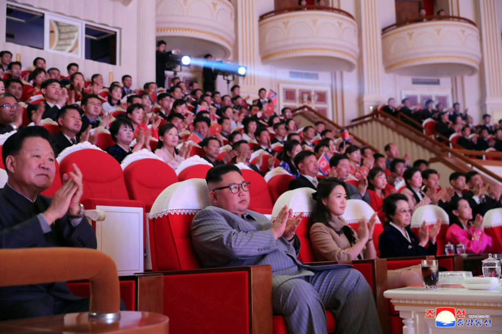 OVO SU ŽENE KIM DŽONG UNA: Njihova moć je tajna, imaju ogroman uticaj, a ne zna se KOJA JE LEPŠA! (FOTO)