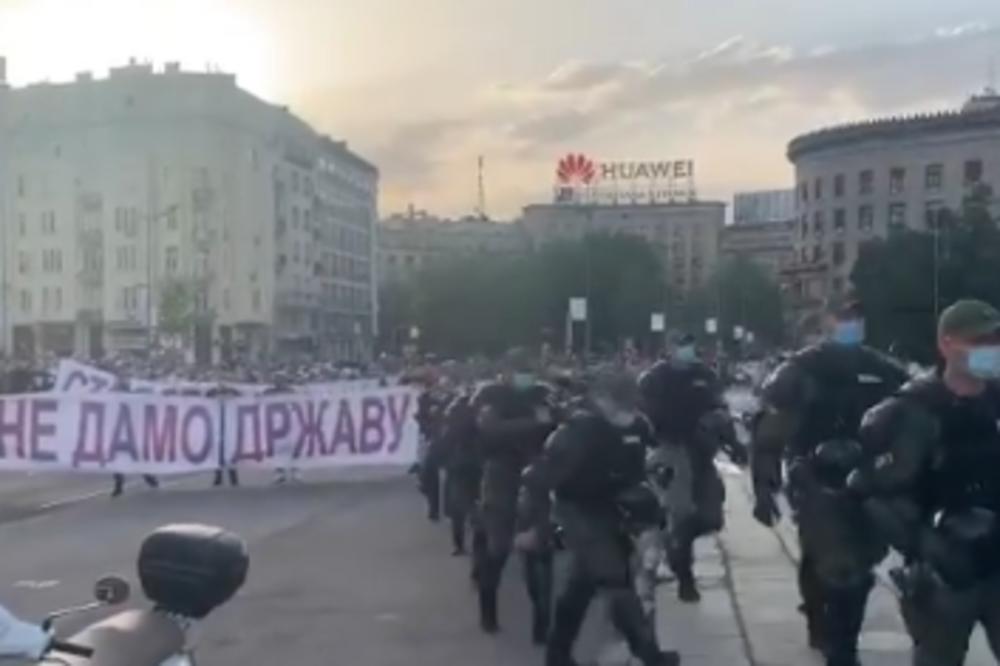 NASRNUO NA ŽENU ISPRED SKUPŠTINE PA MOMENTALNO UHAPŠEN! Isplivao šok snimak! (VIDEO)