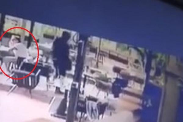 ZAŠTO JE OVAJ LIK 'LADAN KO ŠPRICER? Uvrnut DETALJ na snimku iz kafića na Vračaru! Svi u panici, a on... (VIDEO)