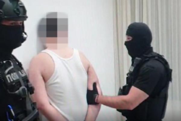 POGLEDAJTE SPEKTAKULARNU AKCIJU SRPSKE POLICIJE: Uhapšen Crnogorac koji je sa puškom upao u kafić u BG! (VIDEO)