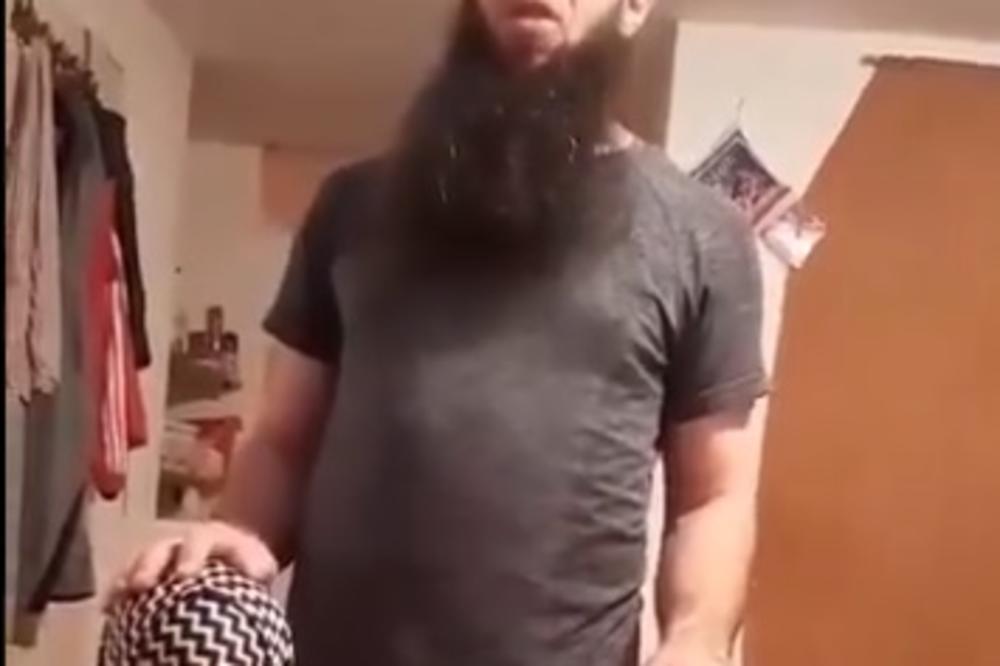 SNIMAK KOJI JE ZGROZIO CEO REGION: Stavio decu ispred lavora s vodom i počeo da ih propituje o islamu (VIDEO)