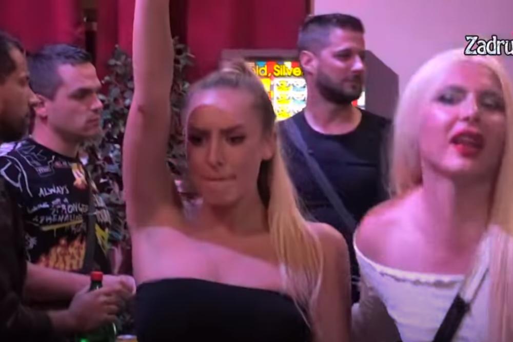 LUNA IGRA I PEVA UZ GASTOZOVU I KIJINU PESMU: Pali i pozdravi! (VIDEO)