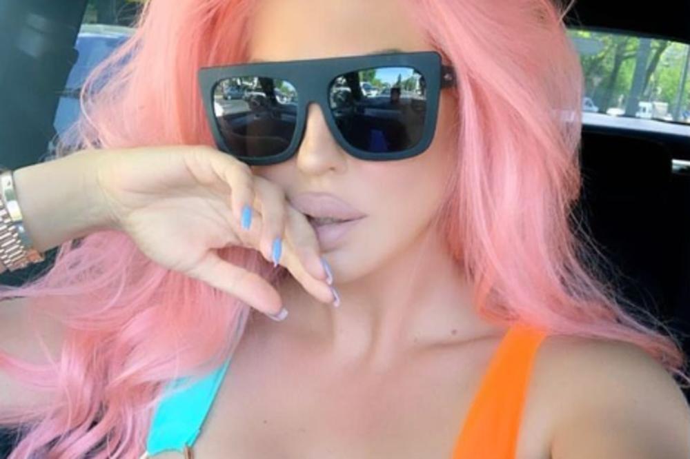 BAZEN ISPRED KUĆE, UNUTRA SAUNA, TERETANA I 4 KUPATILA! Karleuša pokazala kuću od 2.500.000e, 1 detalj raspamećuje