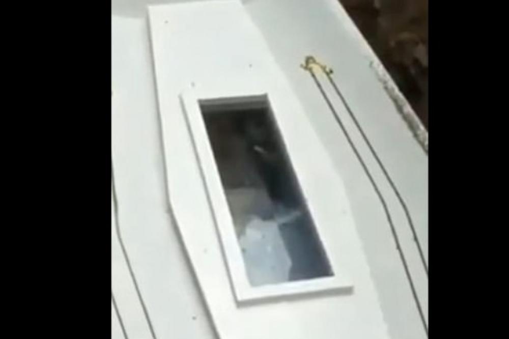 SAHRANJIVALI ČOVEKA, PA U KOVČEGU VIDELI NEŠTO ČUDNO: Ljudi se prestravili, sve je SNIMLJENO (VIDEO)