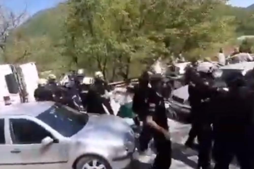 DRAMATIČNO JE, POLICIJA BACILA SUZAVAC NA NAROD U ANDRIJEVICI: Potpuni haos u Crnoj Gori! (VIDEO)