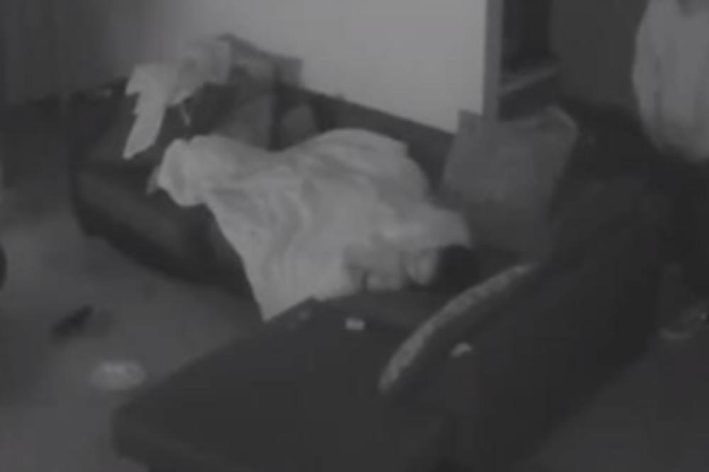 PROBUDILA SE USRED NOĆI I VIDELA DA JE NEKO POSMATRA: Snimak sa nadzorne kamere je još više PREPLAŠIO (VIDEO)