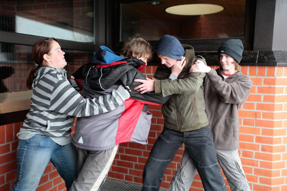 BRUTALNA TUČA TINEJDŽERA U NIŠU: Devojku (17) napalo 6 maloletnika jer je šetala sa drugim dečkom