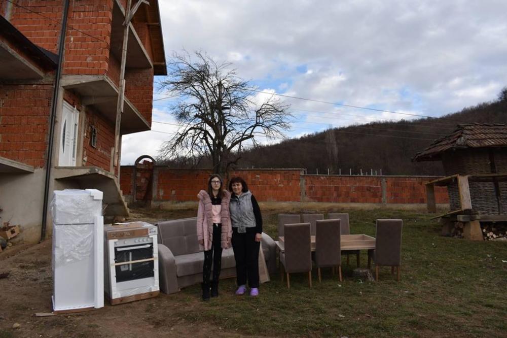 UVEK SU TU KAD JE NAJTEŽE: Udruženje Svi za Kosmet obradovalo još jednu porodicu