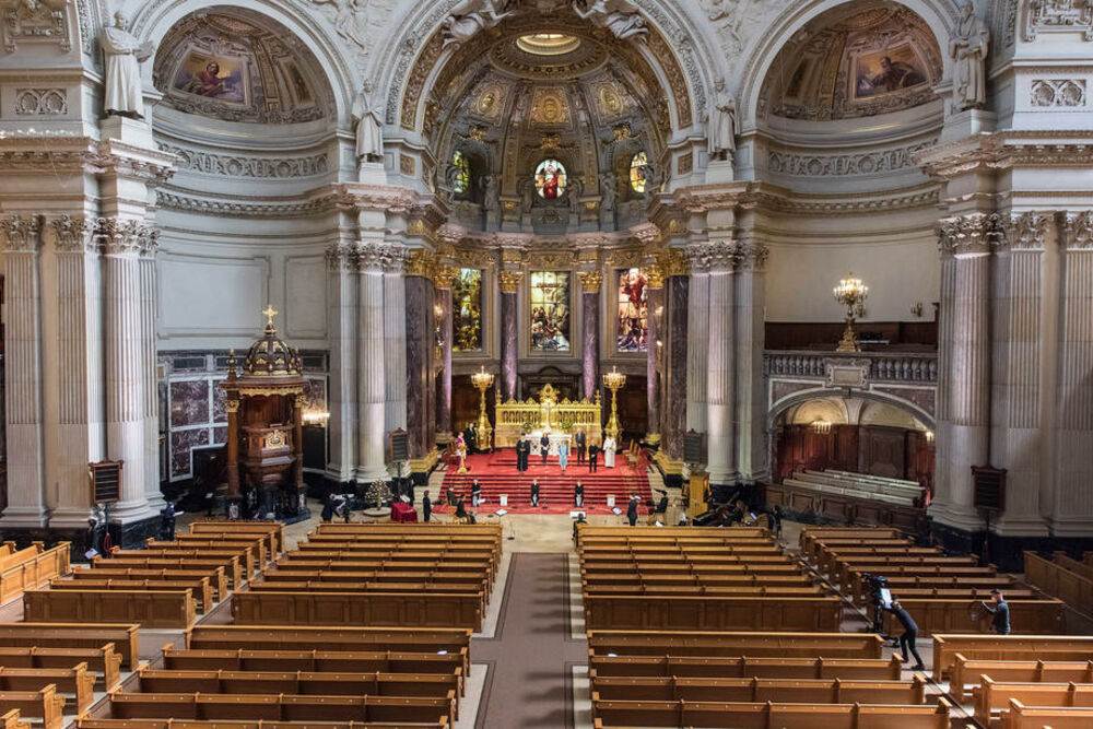 Sveta Korona, Praznik, Zaštitnica, Novac