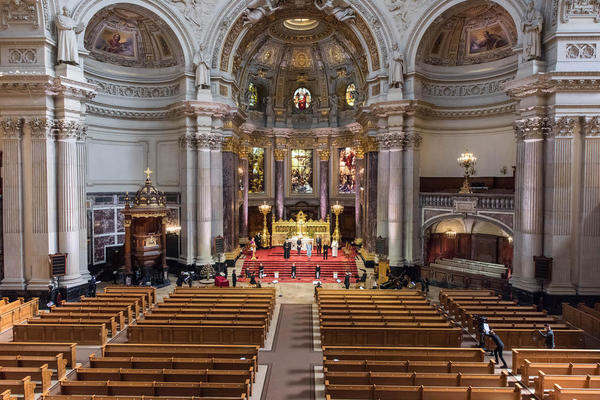 SUTRA PROSLAVLJAMO BOGOJAVLJANJE: Ako večeras stavite ogledalce pod jastuk, veruje se da ćete sanjati buduću ljubav